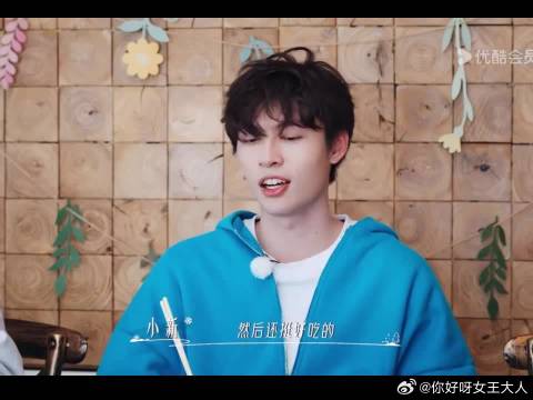不得不说小新做的牛排炒泡面的卖相真的很差，恩恩肯定是吃不下去的
