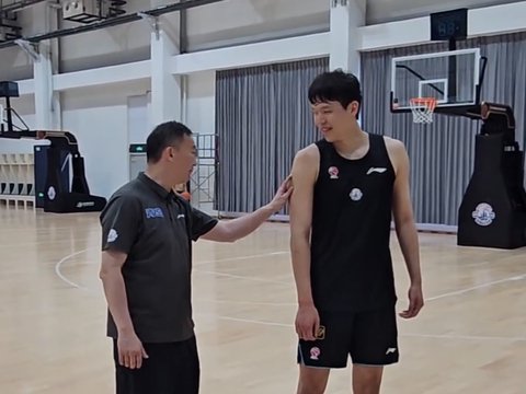 杨瀚森真自律！抵国内次日就开启训练，全程英语沟通，刘维伟心疼