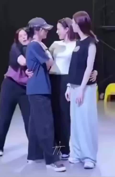 吉娜：运动会上的回忆涌上心头，一个不留神俩人又腻一块，差不多得了吧