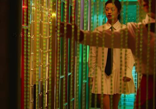 “女孩去洗头却对服务员一见钟情”