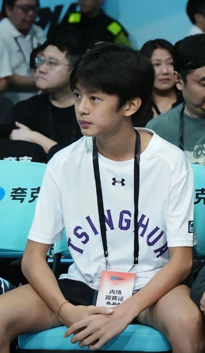 孙俪14岁儿子近照曝光，五官神似少年甄嬛被网友喊话出道