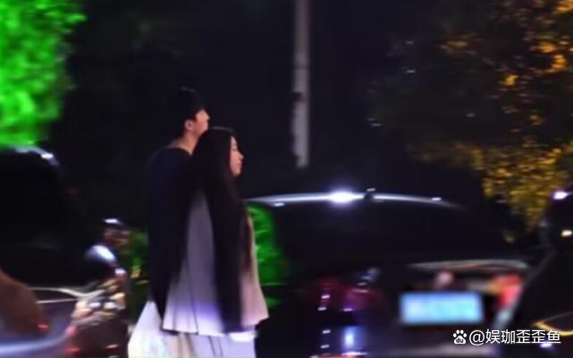 感情稳定!李川牵手女友买香蕉同返酒店,锤娜丽莎旧照神似娄艺潇