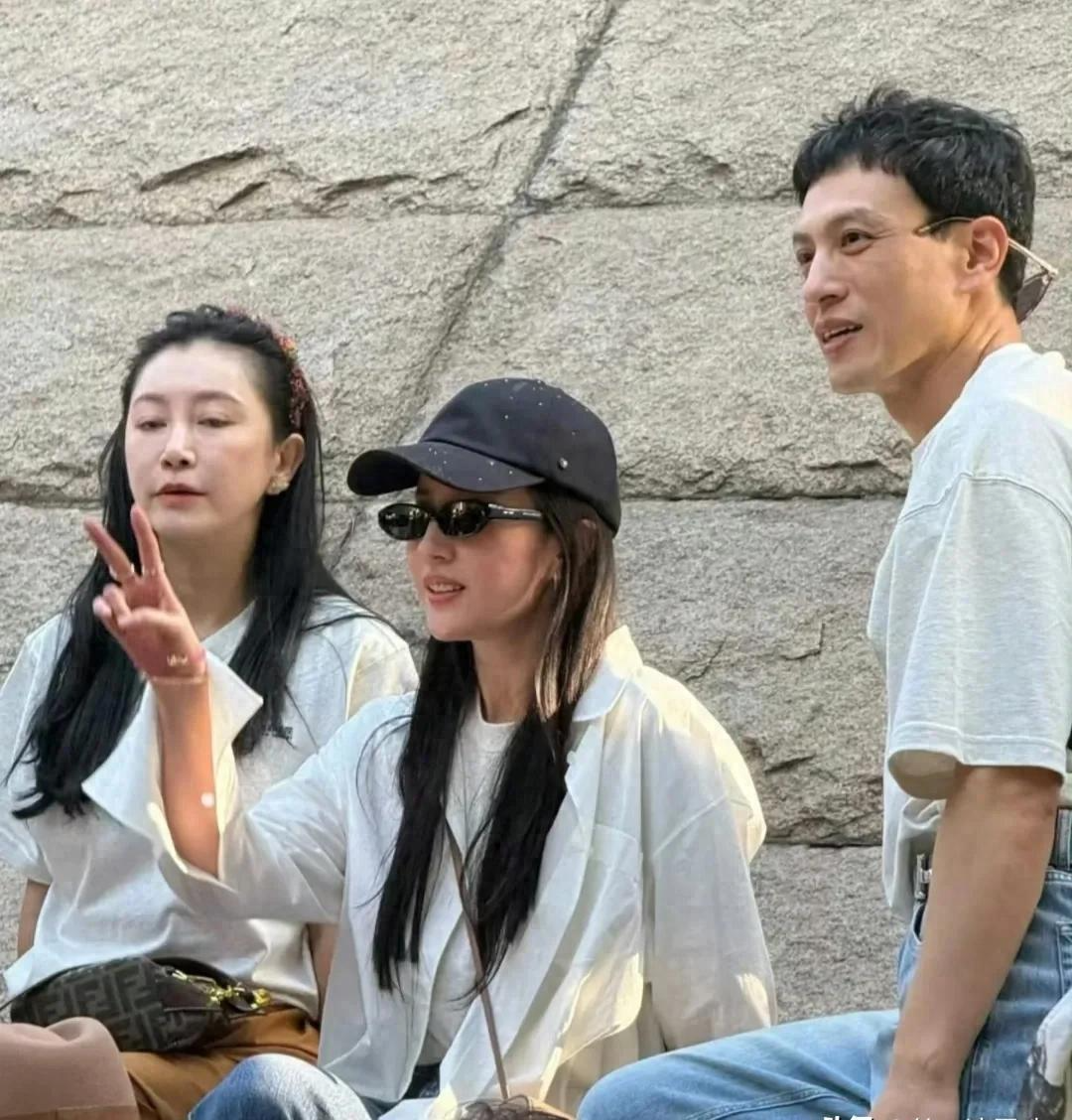 刘亦菲回北电和同学聚会，宛如青春女大，好想有刘亦菲这样的学姐|刘亦菲|北电|同学聚会|朱亚文|江一燕