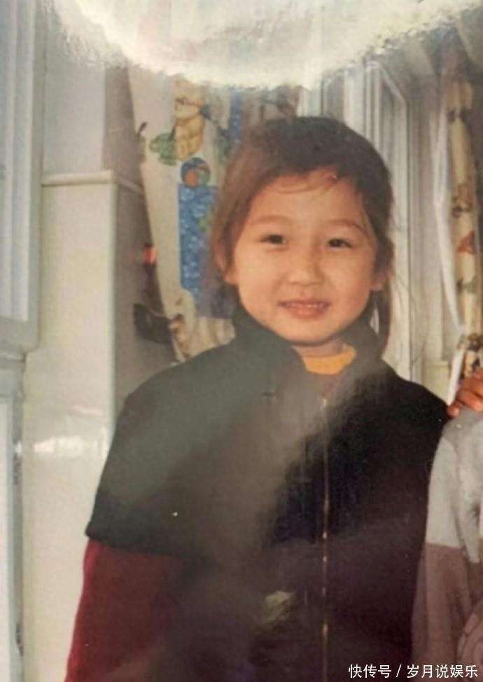 虞书欣片场偶遇迷你版自己，双份甜妹暴击笑翻全场_小时候_小萌_小家伙