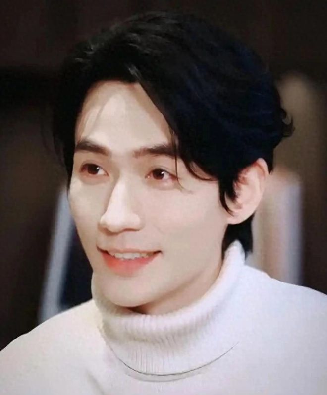 朱一龙不够火？奖杯堆满柜