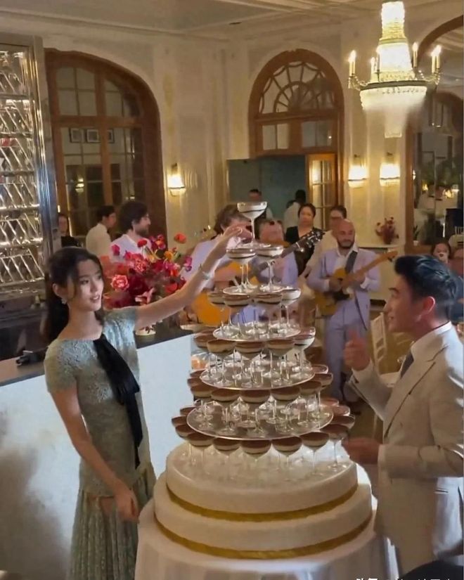何猷君奚梦瑶婚礼欢迎晚宴，双方长辈一起亮相，谷爱凌王嘉尔出席|超模_订阅