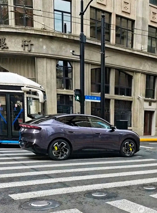 小鹏MONA L03实车图曝光!紧凑型轿跑SUV:纯电/增程双动力_皆电