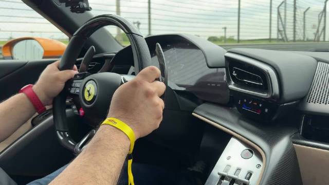 在上海国际赛车场试驾法拉利849 Testarossa