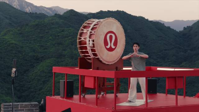 lululemon携手朱一龙长城瑜伽嘉年华，千余爱好者山水间习练