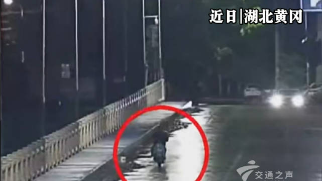 小车撞倒电动车后直接离开，追尾＋逃逸 负全责