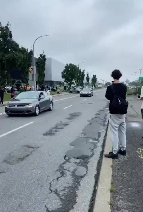 大马力后驱车，一脚油门就GG 路灯很无辜，路人更无辜