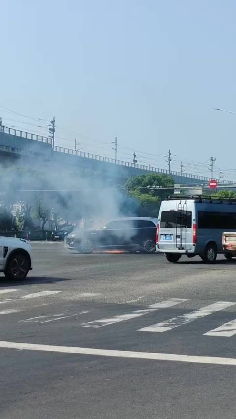 问界M9底盘起火原因查明，碾轧金属构件引发无伤亡