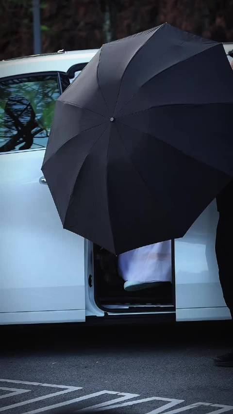 屏住呼吸 感受 仙女露露的美貌和饭撒飞吻