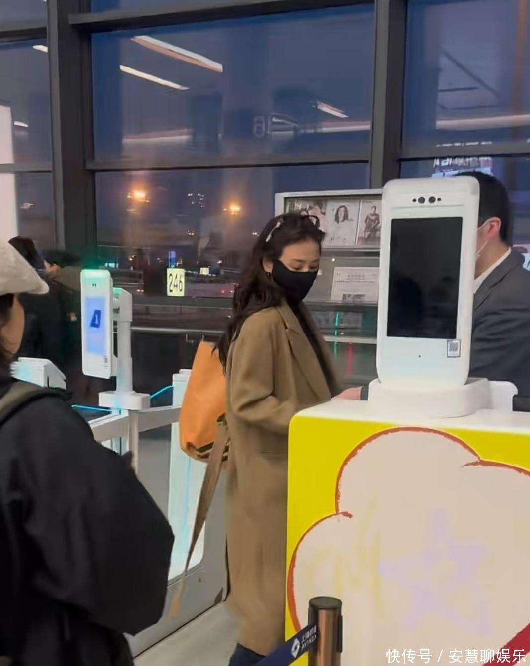 马思纯回头招手美上热搜!从160斤抑郁到穿大衣发光,她的逆袭全靠跑?_卫衣和_黑色_身材