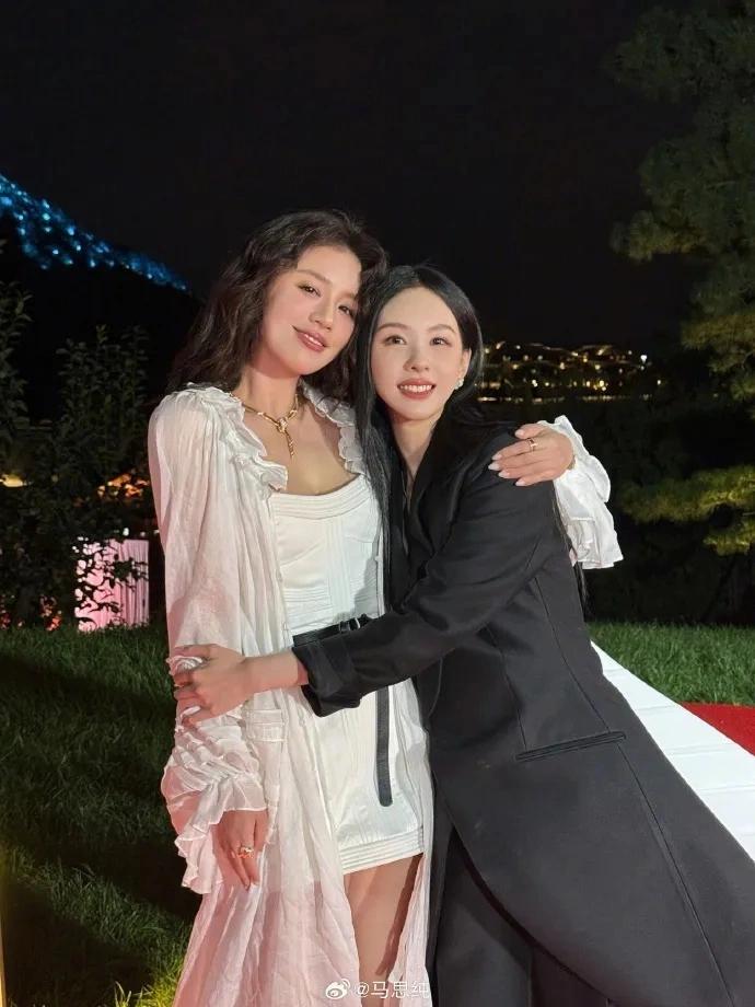 马思纯晒与陈都灵拥抱互动登热搜,网友:黎吧啦和小耳朵十年后重聚了