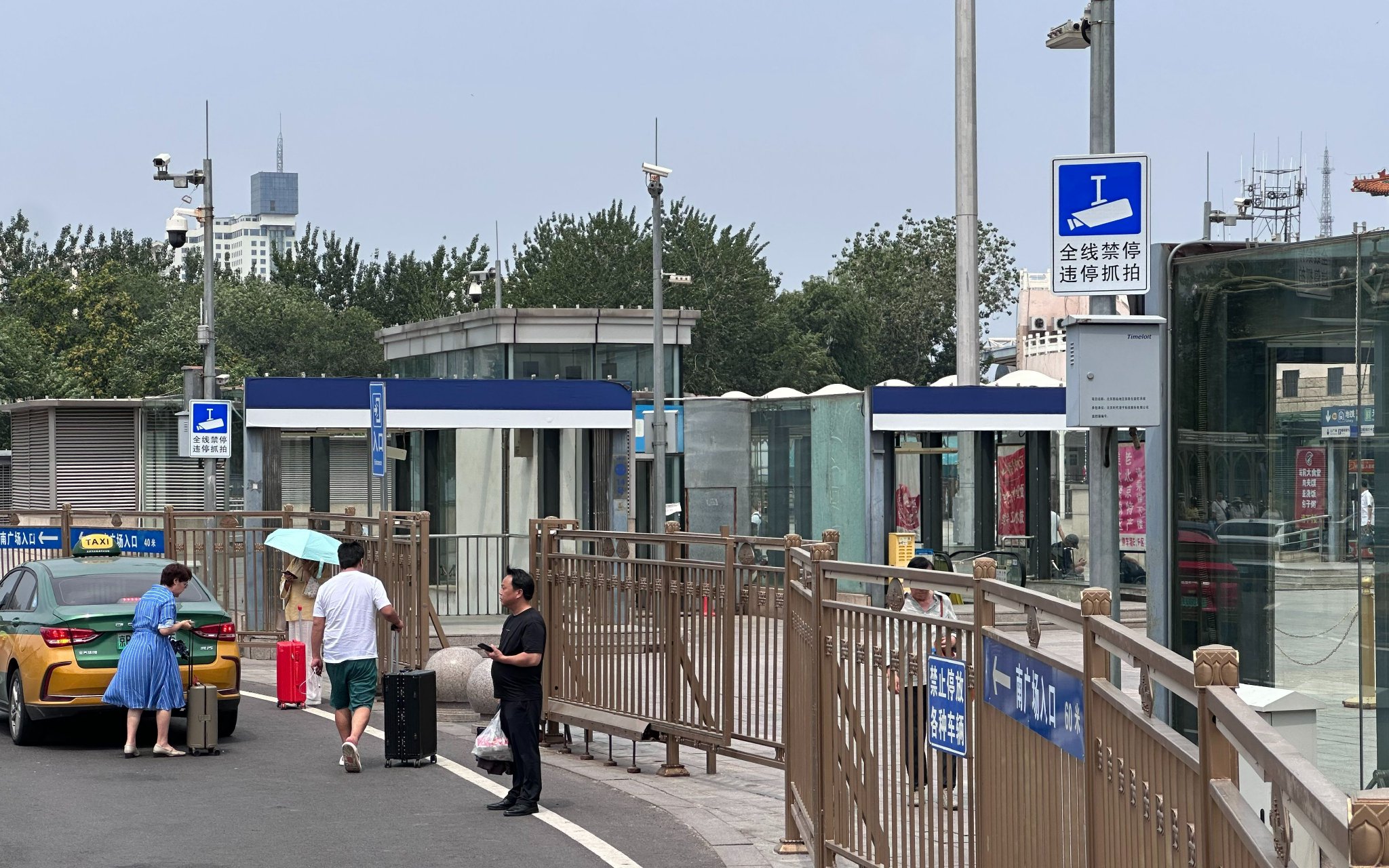 北京西站南廣場落客區增加違停抓拍探頭。新京報記者 王貴彬 攝