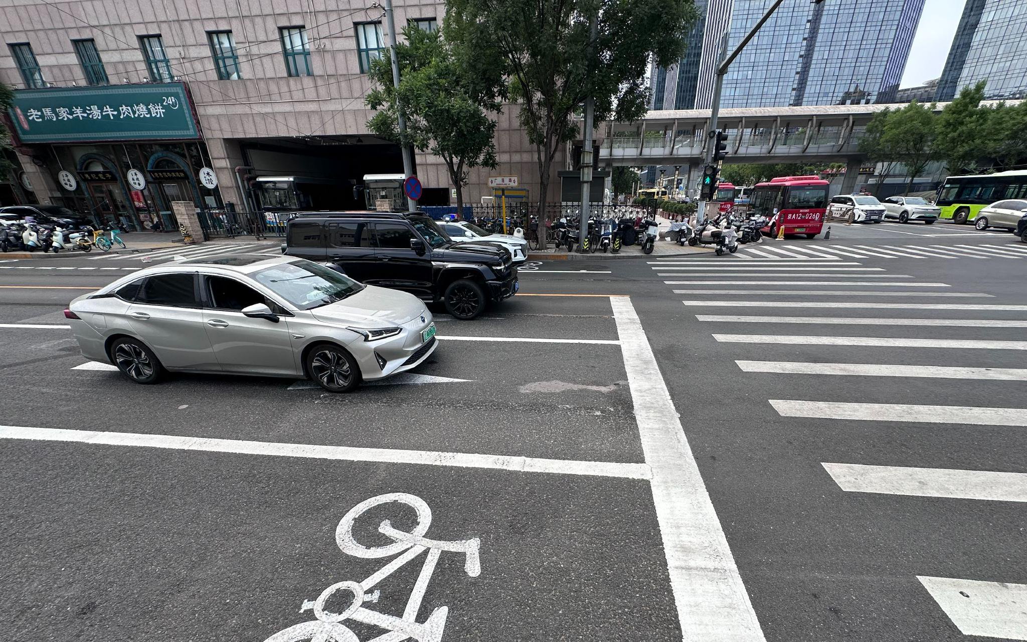 通過車道分配優化，通往北京西站南廣場落客區的廣蓮路東向西方向新增一條車道。新京報記者 王貴彬 攝