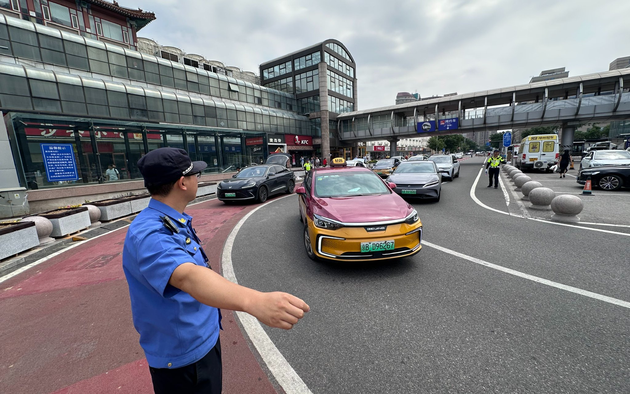 城管執法人員維持秩序，引導車輛即停即走。新京報記者 王貴彬 攝