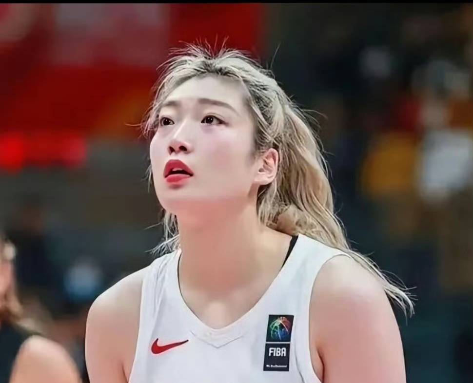 黄金期不循规蹈矩！李梦打破规则，官宣加盟，走出女篮独一份路