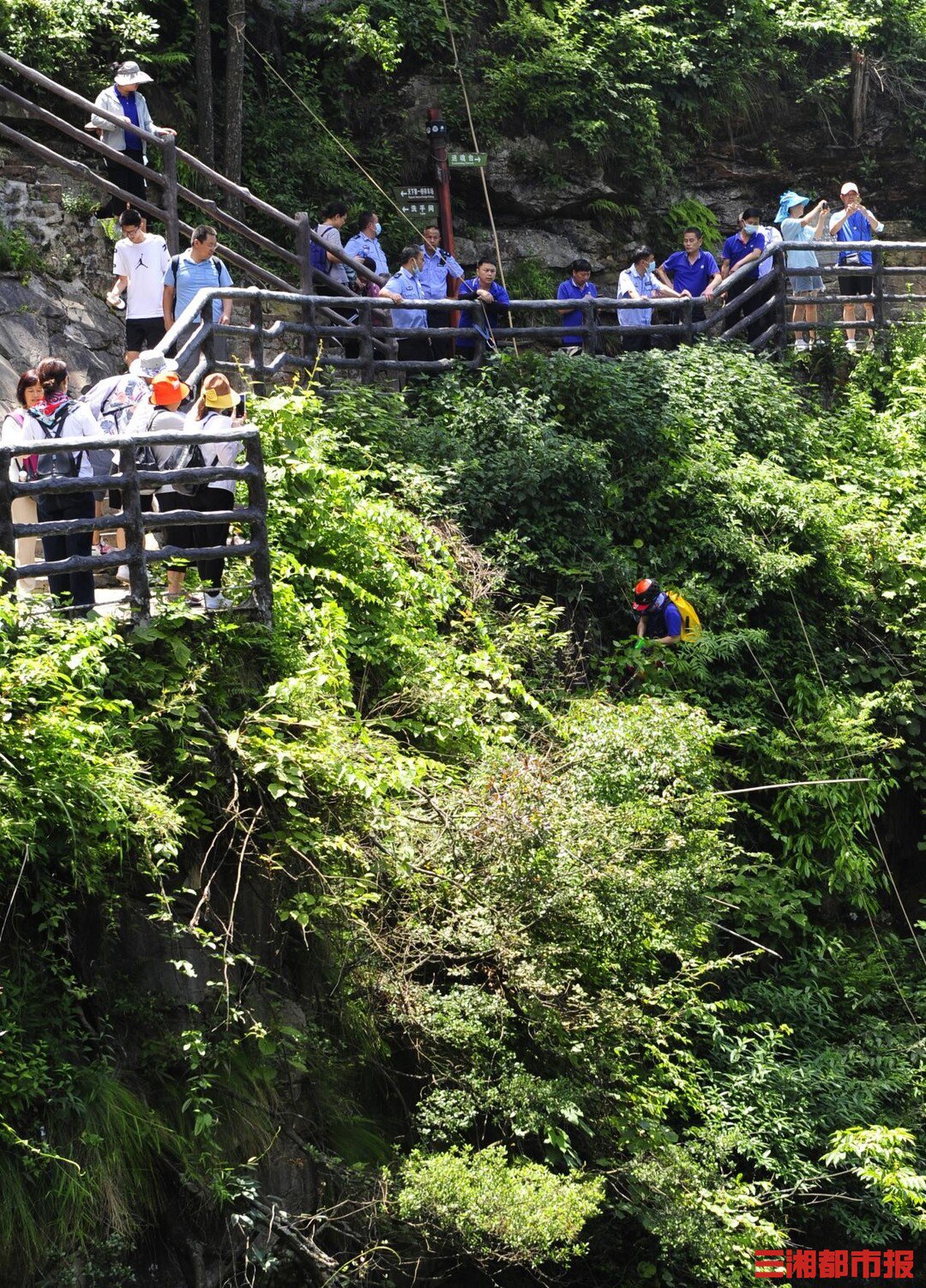 巅峰之境·悬崖之上丨悬崖环卫工：一根绳索走峭壁，最美风景献游客 - 城事 - 新湖南