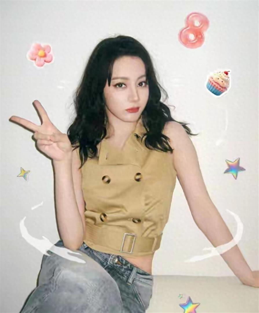 热巴:精致妆容配慵懒卷发，满屏都是青春气息_新闻