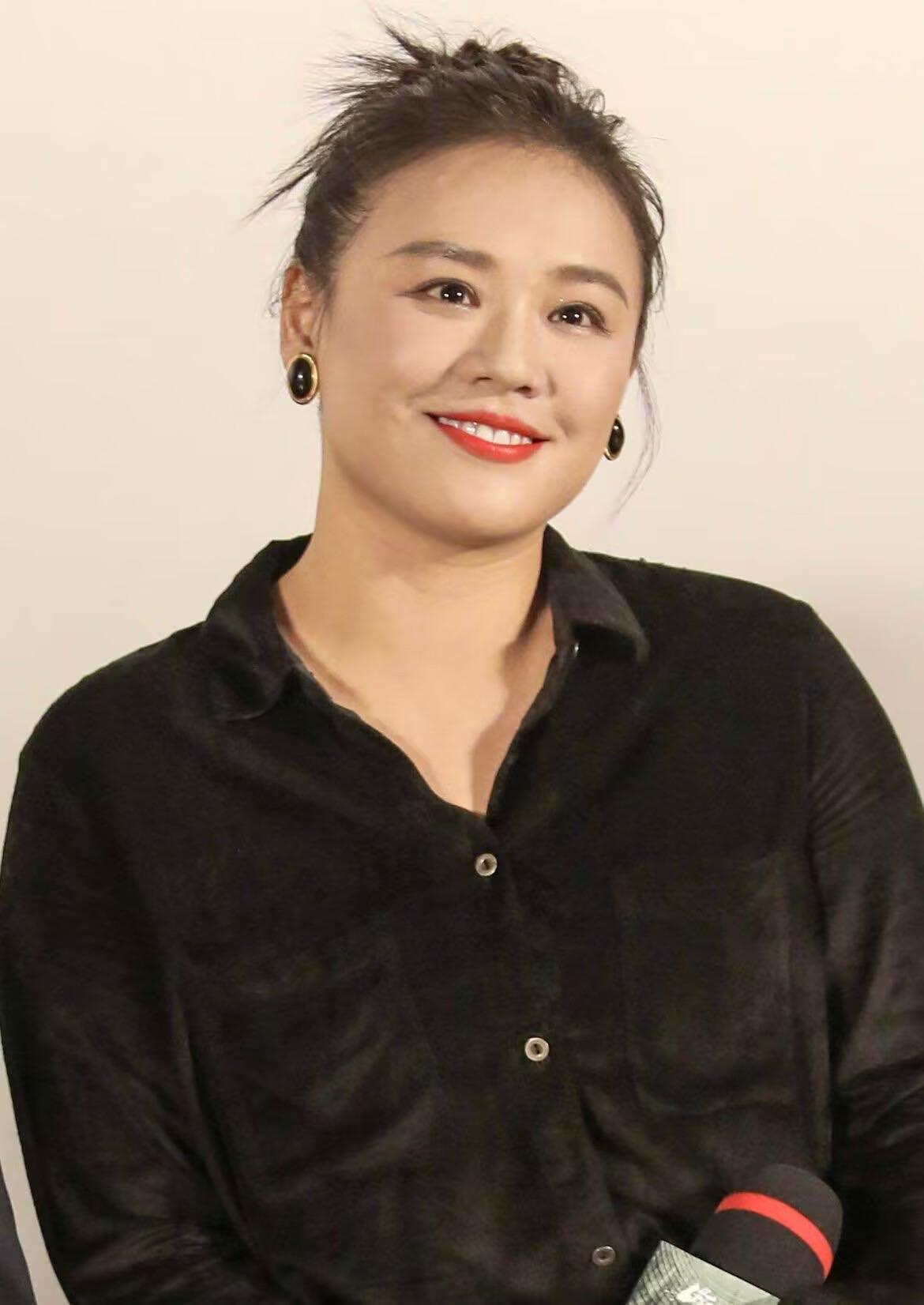 马思纯这是瘦了多少?活动生图美出圈,笑容俏皮似少女