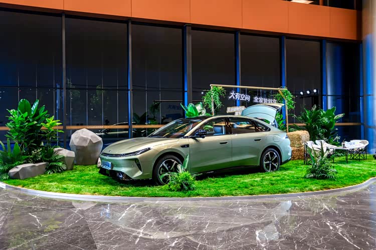 比亚迪海鸥预算买4.9米中型轿车?极狐贝塔S3掀桌,5.98万就卖!