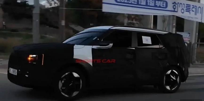2026款起亚赛图斯原型SUV路测曝光，新设计理念与混合动力系统备受关注