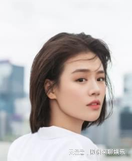 网友英国偶遇马思纯张哲轩与好友聚餐，马思纯身材走样发胖明显