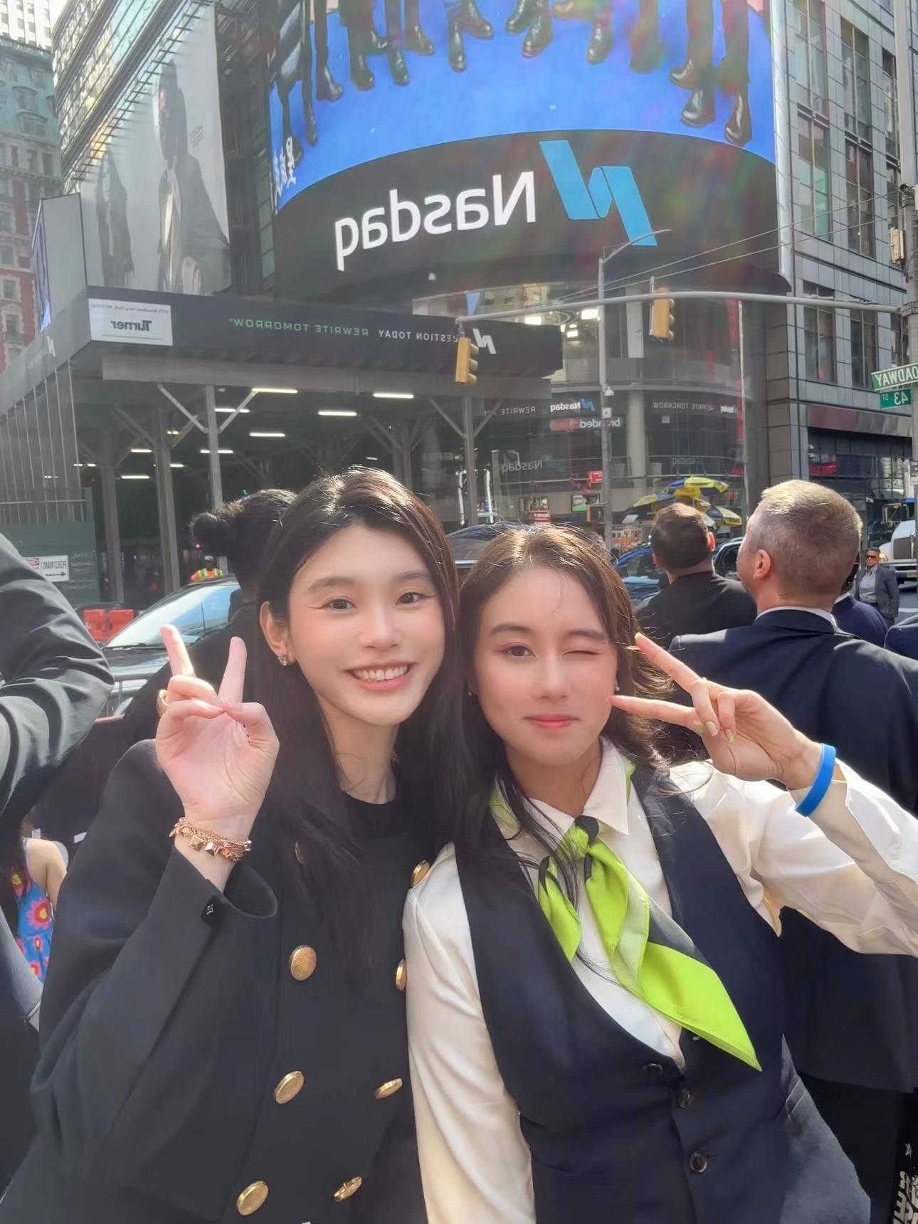 奚梦瑶和陈学冬在巴黎聚会,陈学冬贴在奚梦瑶耳边热聊,关系超好