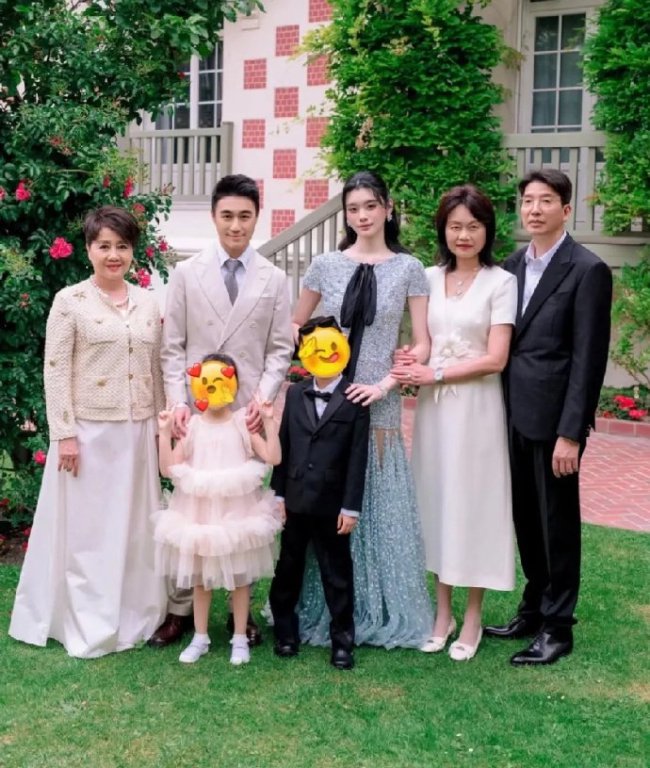 何超欣与何猷君奚梦瑶婚礼合照 星光熠熠温馨画面_娱乐频道