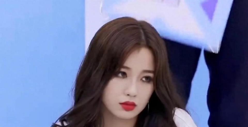 甜美少女虞书欣,路人偶遇瞬间惊艳!_新闻