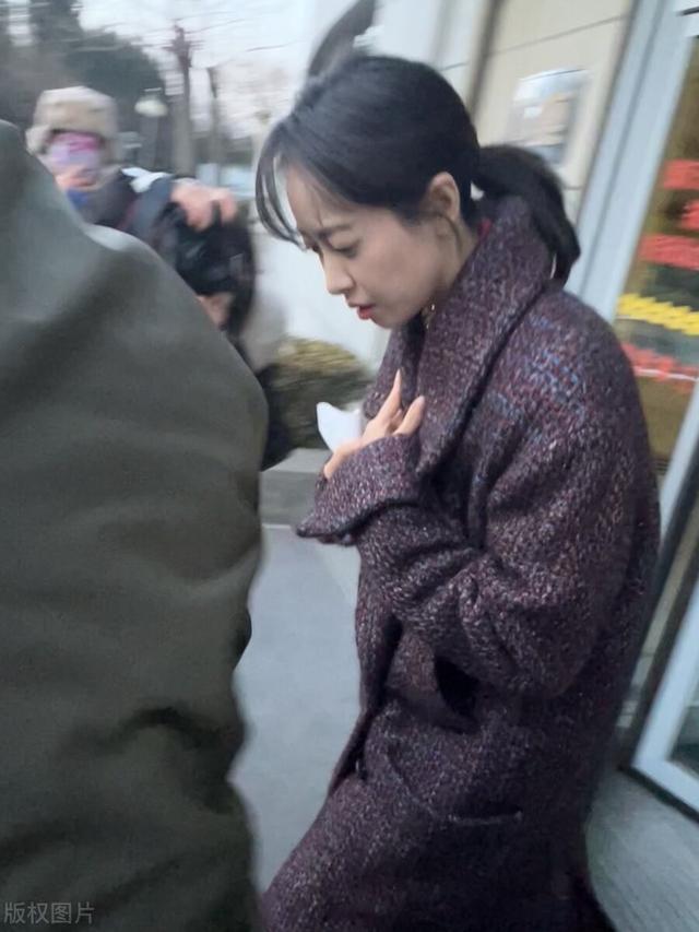 2022央视春晚录制 宋茜穿枣红色粗毛呢大衣上班