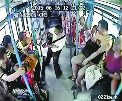 老汉将女孩从“爱心专座”狠拽推开 怒骂15分钟