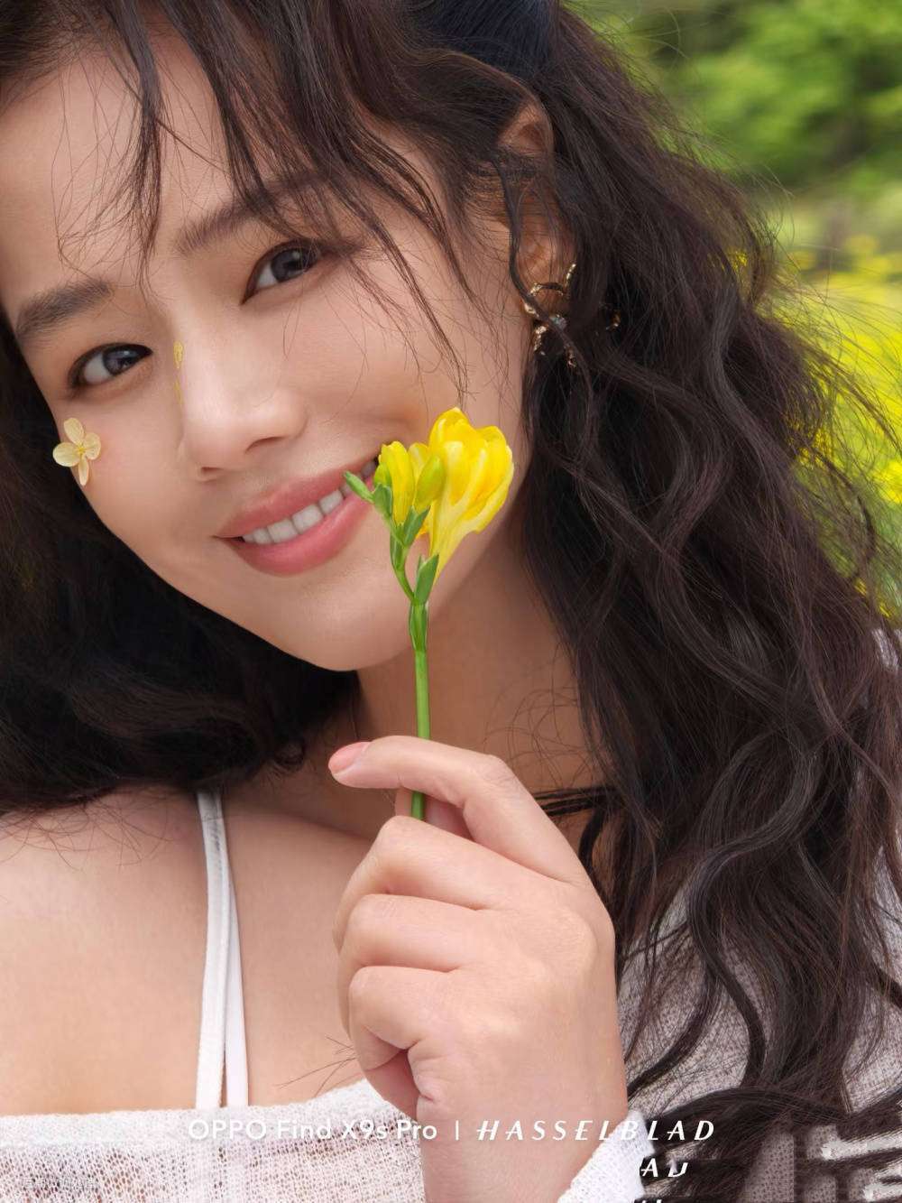 37岁马思纯白裙封神!不瘦也能美成野蔷薇，这松弛感绝了_卷发_封面_长裙