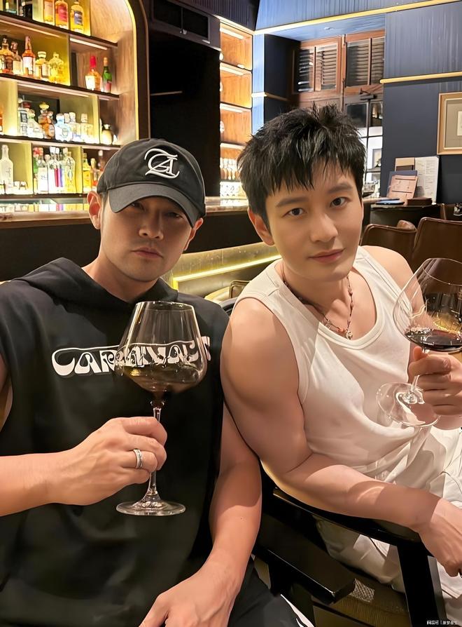 黄晓明周杰伦泰国酒吧相聚，体型差状态惊艳
