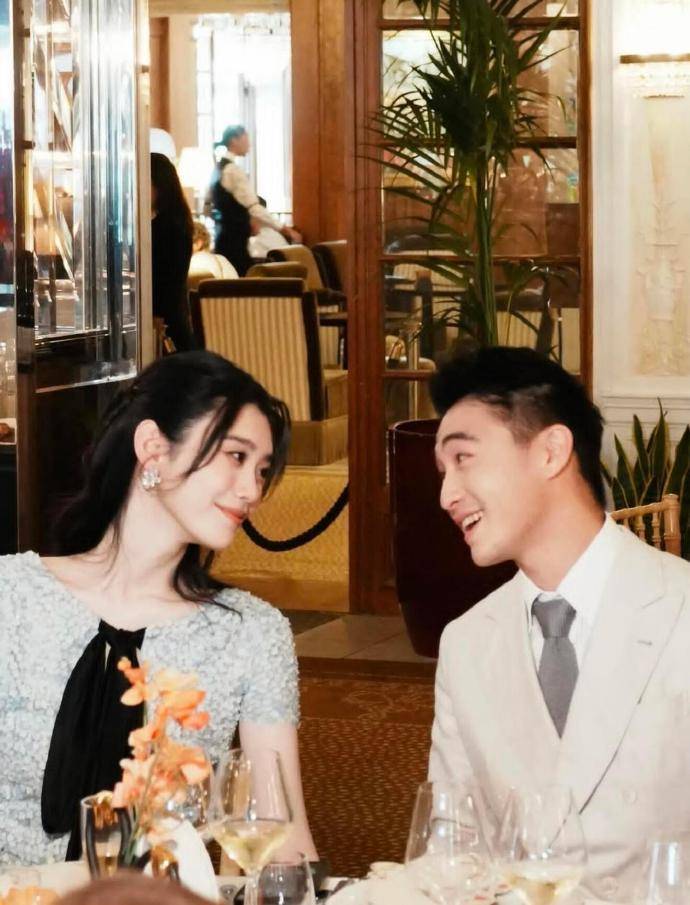 双方父母罕见同框，谷爱凌现身留言称赞“奚梦瑶是最美的新娘”