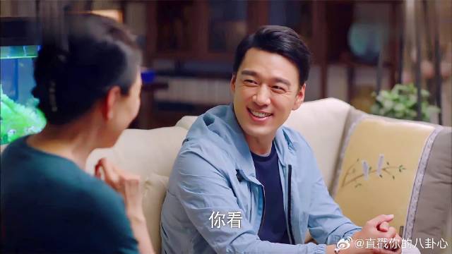 贺妈对叶鹿鸣越看越满意，还留下他的联系方式