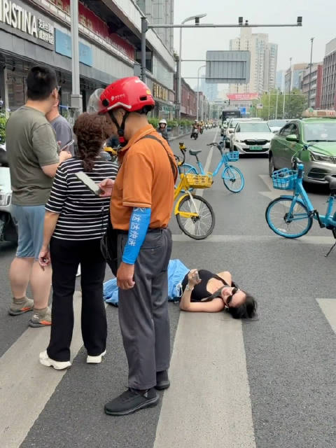 女子骑共享单车与外卖骑手相撞,双双倒地受伤