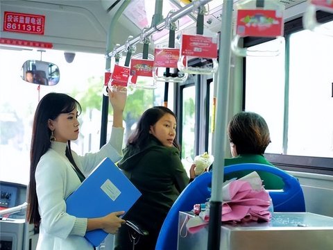 为什么公交车跑再远都是2元，不会亏钱吗？老司机道出实情！