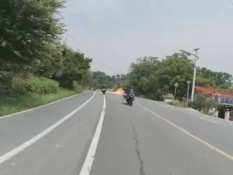 电动车行驶中瞬间起火车主及时脱险