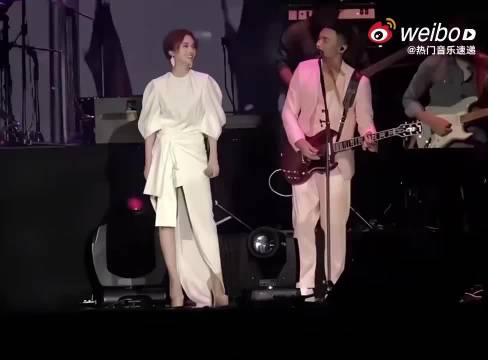 李荣浩演唱会亲吻杨丞琳视频播放量破2亿