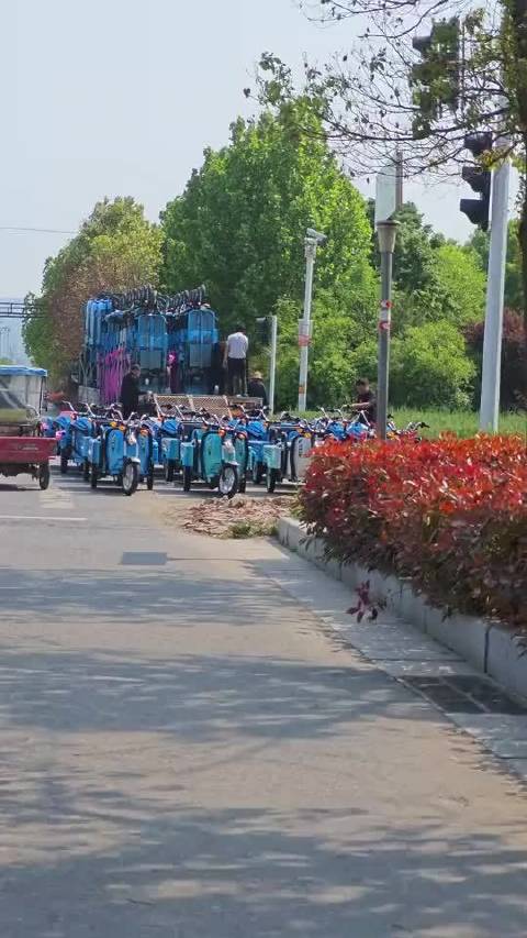 共享电动车没玩明白，三轮都出来了