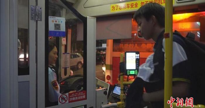 护航高考十余载，湖南冷水江晚间公交专线温暖学子回家路