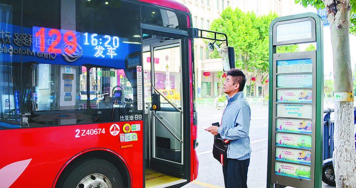 合肥两条公交线实现首站“精准候车”