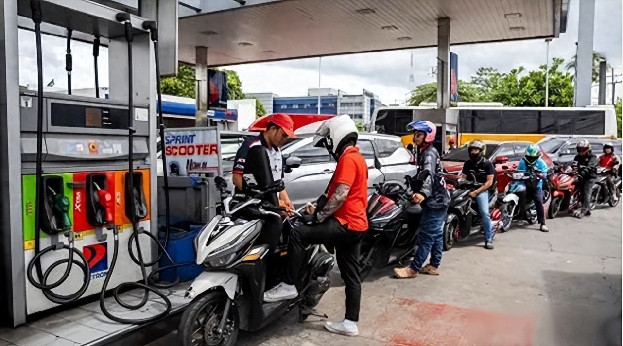 油价暴涨，菲律宾政府想推电动车，结果发现充电站只有900个