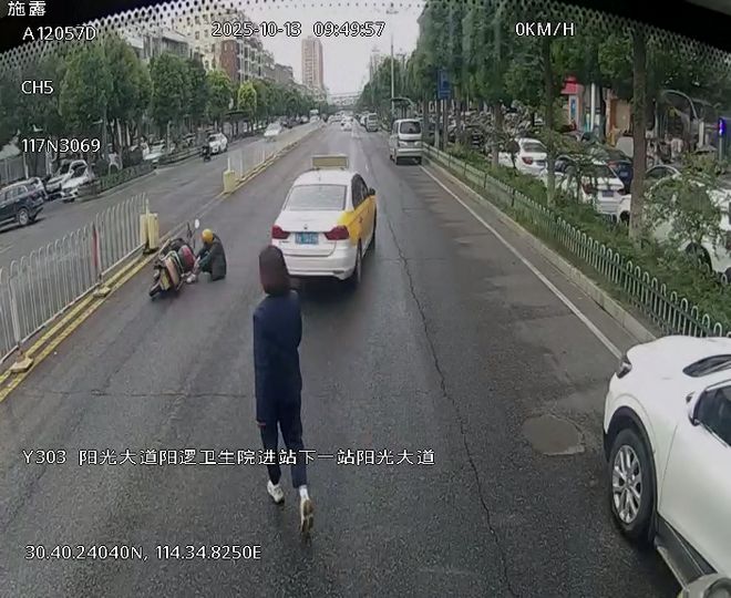 暖!电动车女骑手不慎摔倒,Y303路司机停车救助
