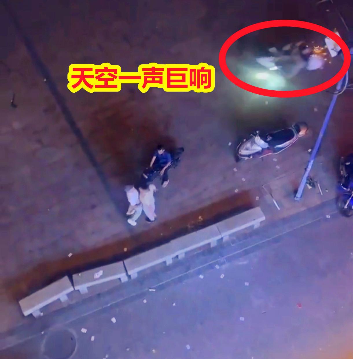 2男子赶去为兄弟撑腰,没想到太激动电动车侧翻,“脸着地”出场
