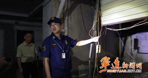 宁远：夜查“飞线”除隐患 筑牢居民安全防火墙