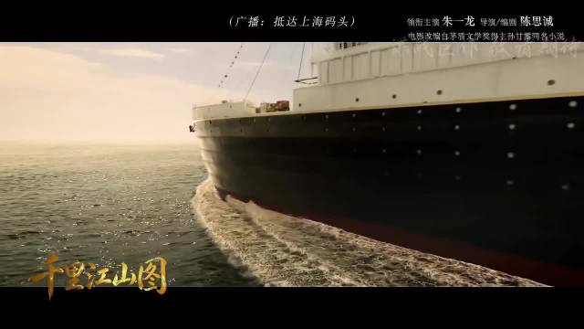 朱一龙横店拍戏间隙穿拖鞋吃面